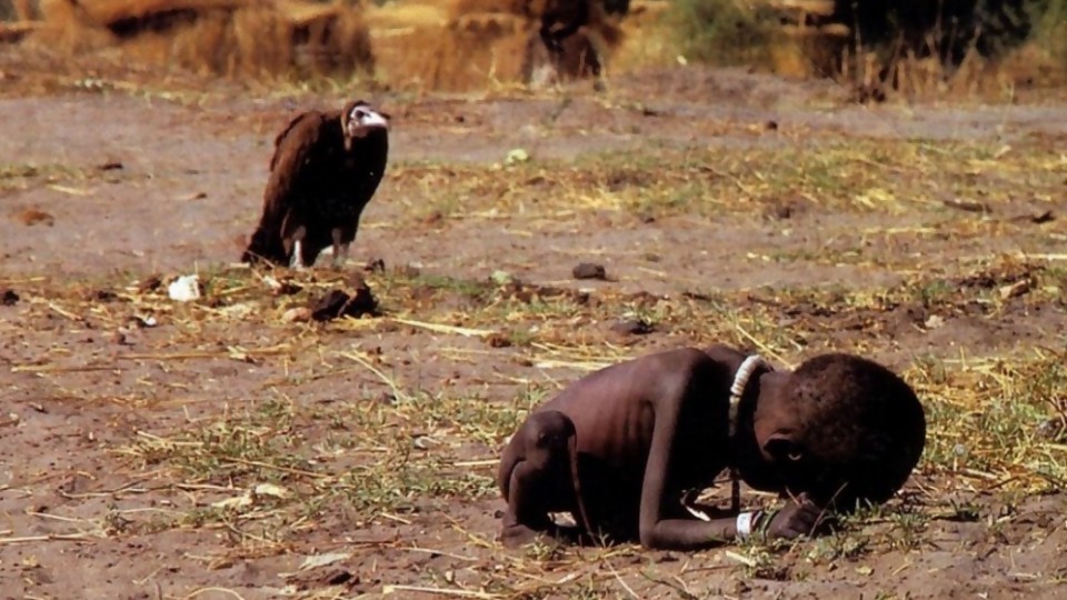 La foto del niño y el buitre: tragedia y polémica —  Leo Barizzoni — No Toquen Nada | El Espectador 810