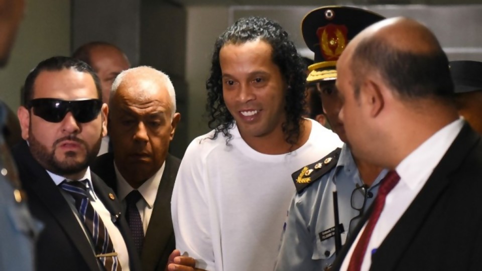 Ronaldinho: del pasaporte falso al posible lavado con “Fraternidad Angelical” —  Denise Mota — No Toquen Nada | El Espectador 810