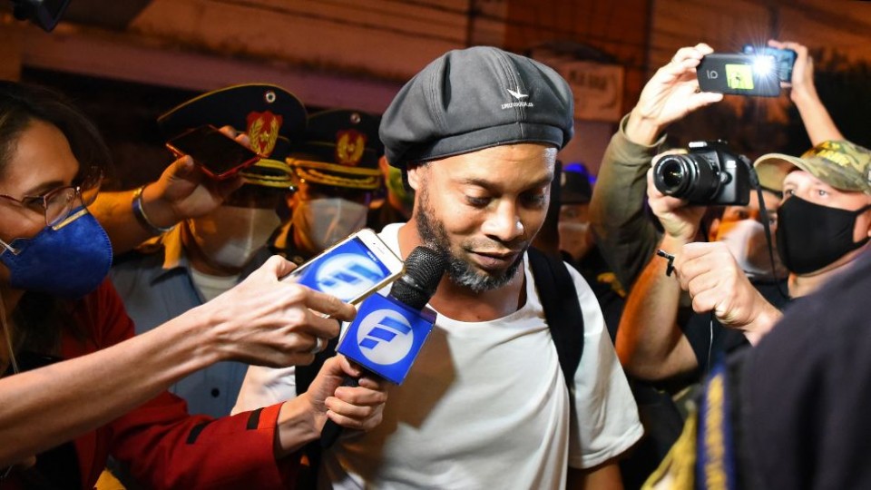 Ronaldinho pagó una millonaria fianza y le otorgaron la prisión domiciliaria en Paraguay —  Deportes — Primera Mañana | El Espectador 810