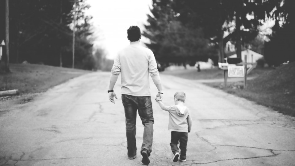 Diez libros sobre padres y paternidad en la columna de Brian —  Audios — Geografías inestables | El Espectador 810