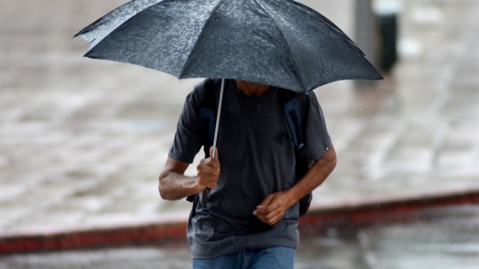 Cuando llueve, ¿te mojás más caminando o corriendo? —  El mostrador — Bien Igual | El Espectador 810