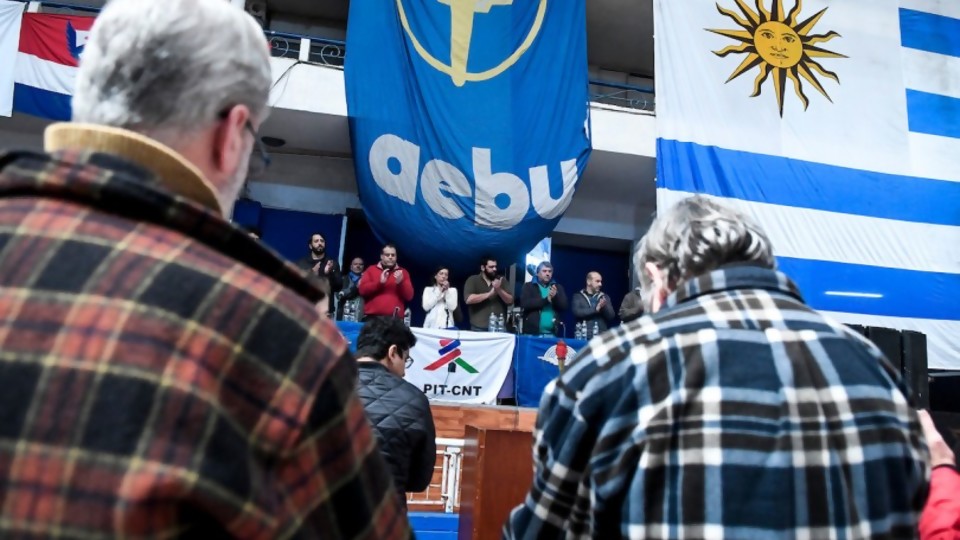 AEBU: “no estamos haciendo un reclamo salarial, sino defendiendo las empresas públicas y los recursos de los uruguayos” —  Entrevistas — Al Día 810 | El Espectador 810