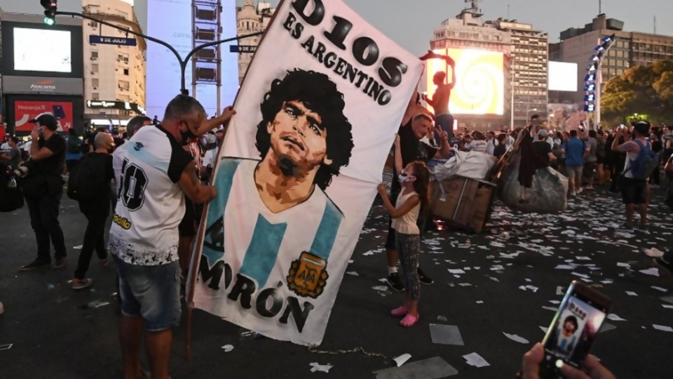 Melodramatón por la muerte de Maradona, 72hs de Duelo Nacional y Popular —  Columna de Darwin — No Toquen Nada | El Espectador 810