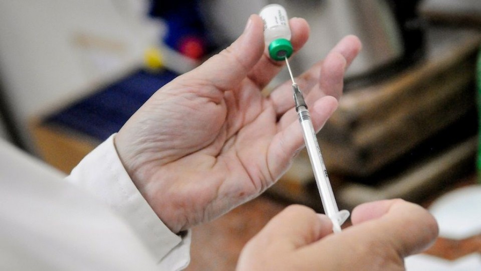 El “acuerdo informado” para la vacunación es un “contrato de adhesión” —  Cuestión de derechos: Dr. Juan Ceretta — Más Temprano Que Tarde | El Espectador 810
