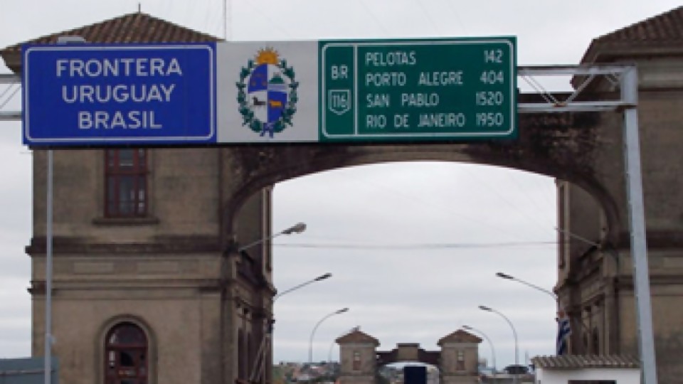 Las restricciones a la movilidad en Rio Grande, llevan al cruce de frontera hacia Uruguay en busca de consumo y recreación —  La Entrevista — Más Temprano Que Tarde | El Espectador 810