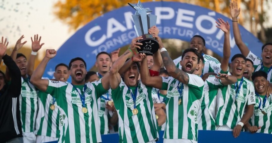 Racing celebra su primer título en Primera tras empatar con City Torque en un partido de dos expulsiones — image 2